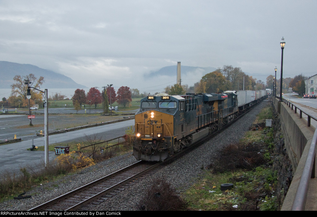 CSXT 3011 Leads I009 at Newburgh